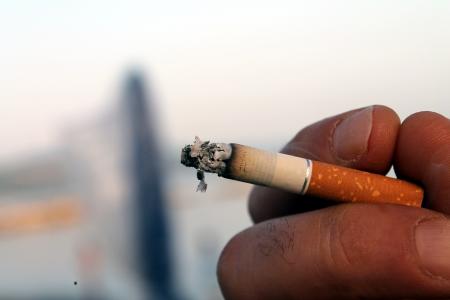 香烟, 吸烟, 烟草, 手与香烟, 烟草产品, 吸烟问题, 吸烟