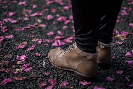 人, 穿着, 棕色, 靴子, 紫色, 花瓣, 路面