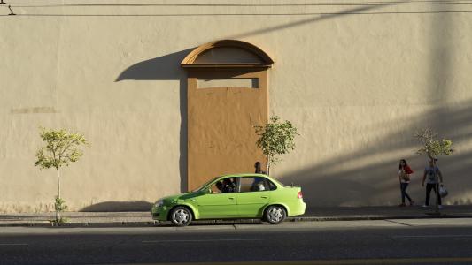 绿色的汽车通过墙壁