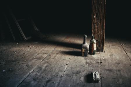 两个, 黑色, 标记为, 瓶, 棕色, 木制, 地板