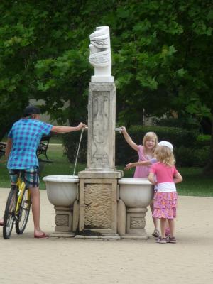 喷泉, 骑自行车的人, 儿童, 水, 茶点, 停止, 女孩