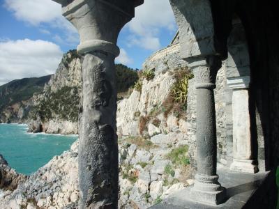俯瞰海岸的拱廊, 岩石海岸通过拱廊, 五渔村