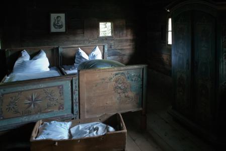 农舍, 卧室, 老, 手绘床, 白亚麻, 柔和的光, 木制