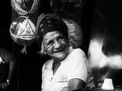 马拉开波, 委内瑞拉, 女人, 老, 老年人, 微笑, 黑色和白色