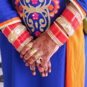 印度, 手, 珠宝首饰, 人类身体的一部分, 婚礼, 上腹部, 仅有成人