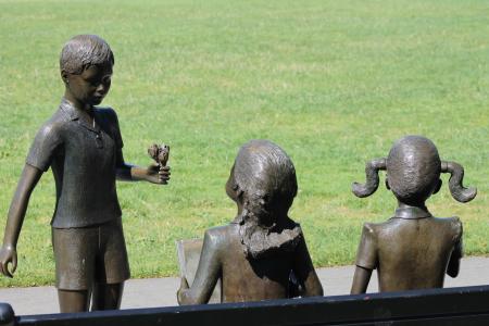柯克兰, 雕像, 公园, 孩子们, 男孩, 女孩, 草