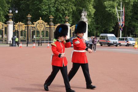 伦敦, 白金汉宫, 卫兵的变动