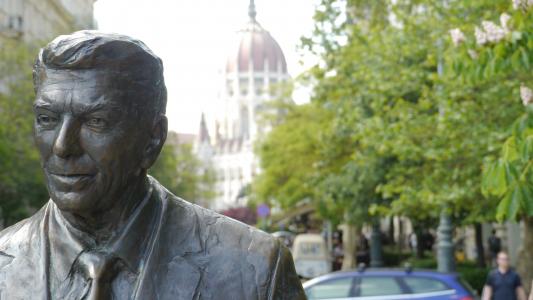 布达佩斯, 雕像, 罗纳德 · 里根, 议会, 户外, 专注于前景, 白天