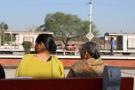 女士们, 等待, 老, 女性, 人, 火车站, 旁遮普