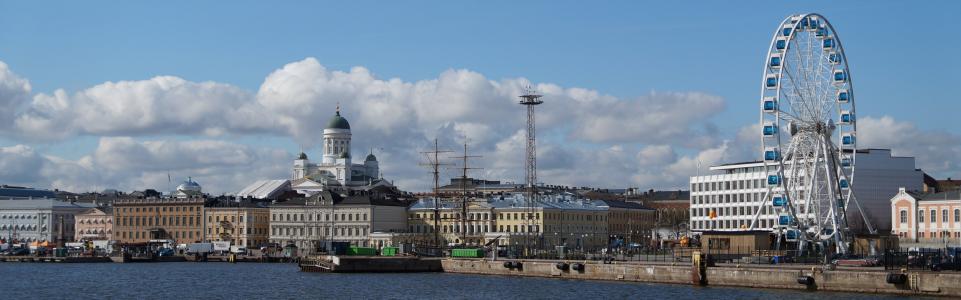 赫尔辛基的全景, 赫尔辛基, 大教堂, 摩天轮, 水, 湾, 天空