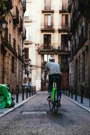 在城市街道上骑自行车