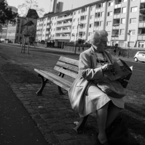 法兰克福, 公共长凳, 老妇人, 杂志, 有趣, 街道