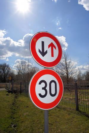 路标, 禁止, 注意在迎面而来的交通前面的驱动器, 红色箭头, 速度限制
