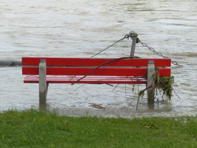 高水, 公园的长椅上, 被淹, 红色, 自然灾难, 废料和货物, 洪水