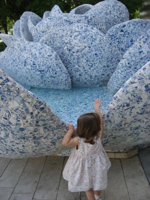 女孩, 喷泉, 水, 蹒跚学步, 穿衣服, 蓝色, 触摸
