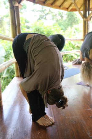 瑜伽, 前折, 哥斯达黎加