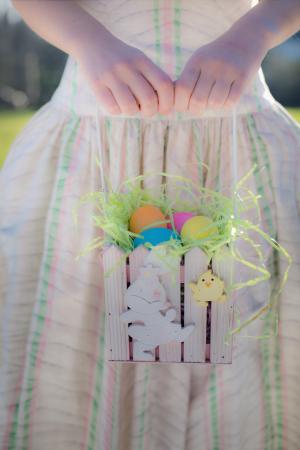 复活节, 复活节彩蛋, 女人抱着复活节篮子, 寻找复活节彩蛋, 复活节篮子, 庆祝活动, 传统