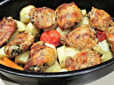 烤鸡大腿, 土豆, 胡萝卜, 西红柿, 橄榄油, 大蒜, 食品