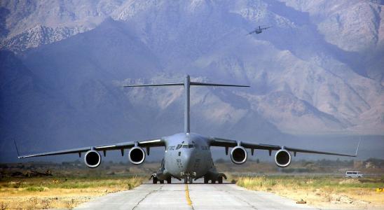 军用运输机起飞, 跑道, 山脉, c-17, 美国, 航空, 运输