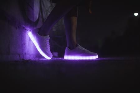 妇女的LED鞋子