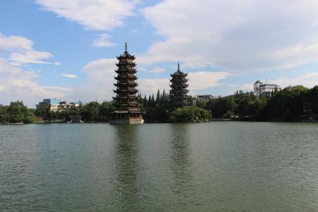 桂林, 日月双子塔, 大金宝塔银塔, 雪松湖