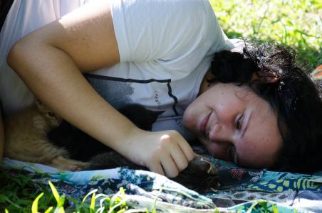 女人, 女孩, 妇女与猫, 小猫, 女人玩猫, 躺在草地上的女人, 女孩与猫