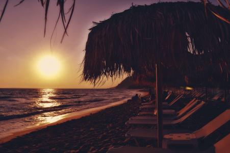 日落海滩海景, 日光浴和雨伞, 海边, 夏季, 西沃塔, 帕尔加, 希腊