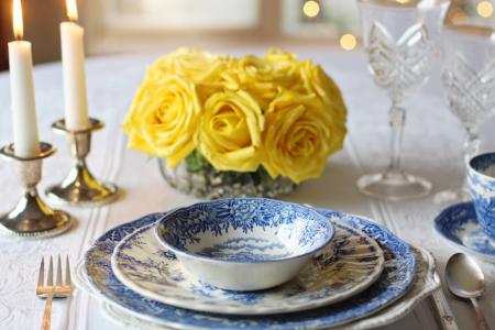 地方设置, 晚餐, 表设置, 蓝色转让洁具, 蓝色的盘子, 黄玫瑰, 年份