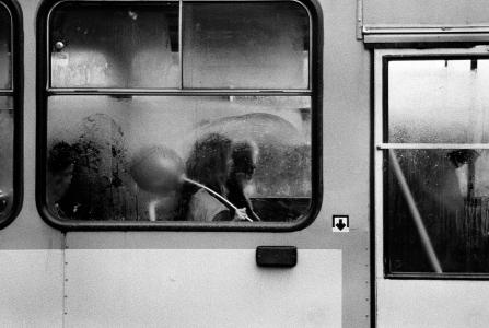 灰度, 照片, 人, 火车, 门, 女孩, 雨