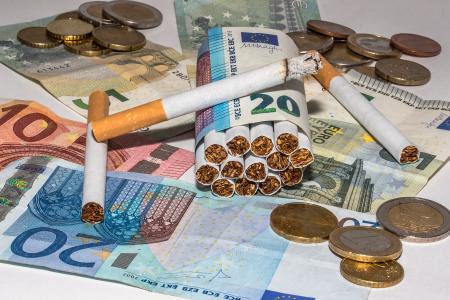 香烟, 银行纸币, 热轧的香烟, 在燃烧的烟头, 火山灰, 欧元纸币, 不健康