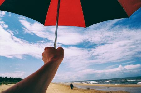 人, 举行, 黑色, 红色, 雨伞, 附近的, 海边