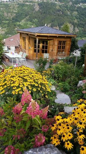 花园小屋, 夏天的花, 花园, 黄色, 花, 木屋, 小屋
