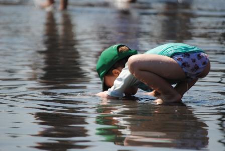 儿童在水中玩耍, 幼儿在夏天, 儿童, 夏季, 蹒跚学步, 乐趣, 快乐