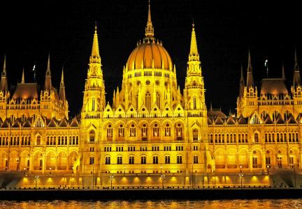 在晚上的布达佩斯, 议会, 多瑙河, 船舶通行, 通过, 中间部分, 圆顶