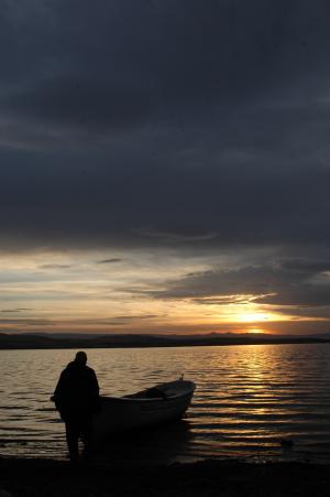 渔夫, 小船, 海滩, 在晚上, 日落, 剪影, 湖