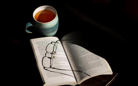 喝杯茶, 书, 表, 阅读, 饮料, 杯子, 眼镜