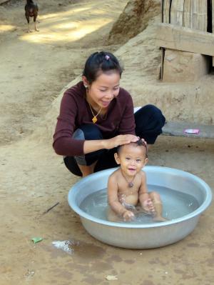 老挝, 村庄, 老挝族, 婴儿沐浴, 厕所, 家庭, 柔情