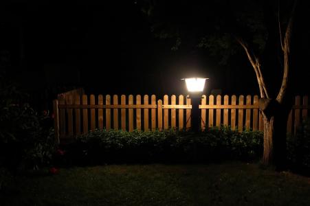 花园, 灯笼, 栅栏, 草甸, 在晚上, 树, 人工光源