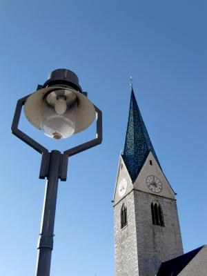 教会, 哥特式钟楼, 天空, 灯, 灯笼, 街上的路灯, 南蒂罗尔
