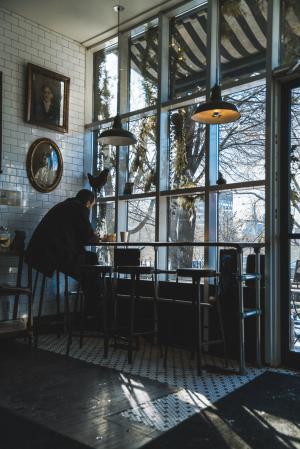 明亮的冬天通过咖啡厅窗口