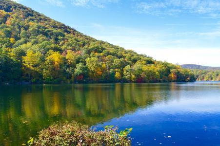 湖滨区, 秋天, 山脉, 山坡上, 水, 蓝蓝的天空, 反思