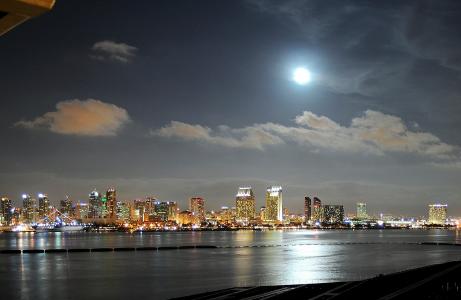 圣地亚哥湾, 港口, 天际线, 晚上, 满月, 反思, 灯