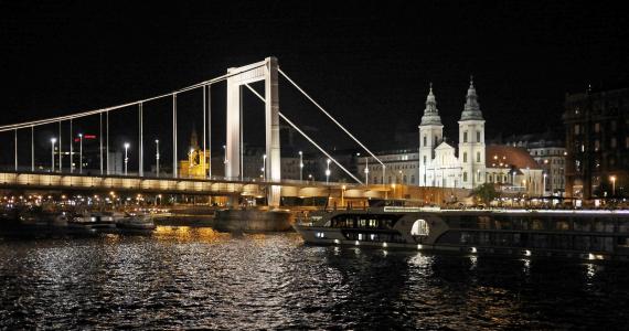 在晚上的布达佩斯, 伊丽莎白大桥, 悬索桥, 多瑙河, 银行的多瑙河, 瘟疫, 客船