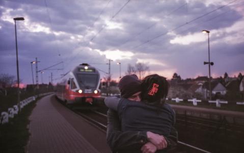 在一起, 夫妇, 爱, 火车站, 热恋中的情侣, 人, 年轻