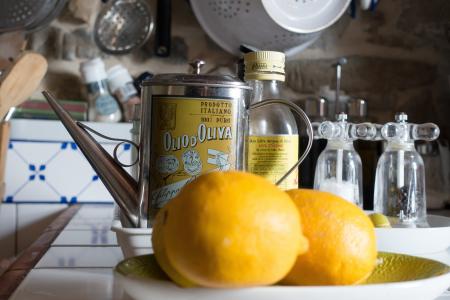 柠檬, 橄榄油, 水罐, 盐, 辣椒, 厨房, 平铺