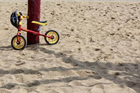 孩子的自行车, 自行车, 沙子, 掌舵, 自行车头盔, 公园, 操场上