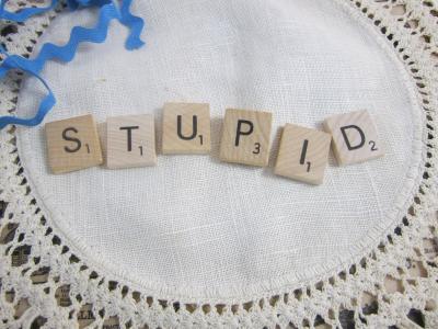 愚蠢, 这个词愚蠢, 拼字游戏瓷砖, 拼写愚蠢, 单词