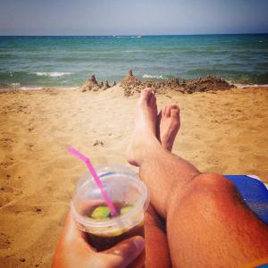 海, 海滩, 弛豫, 饮料, 双脚, 假日, 沙子