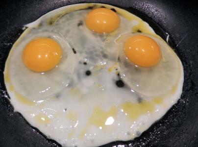 煎蛋, 鸡蛋, 煎锅, 橄榄油, 鸡蛋向阳面
