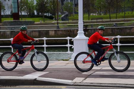 体育, 两个儿童自行车, 毕尔巴鄂, 自行车, 骑自行车, 城市场景, 城市生活